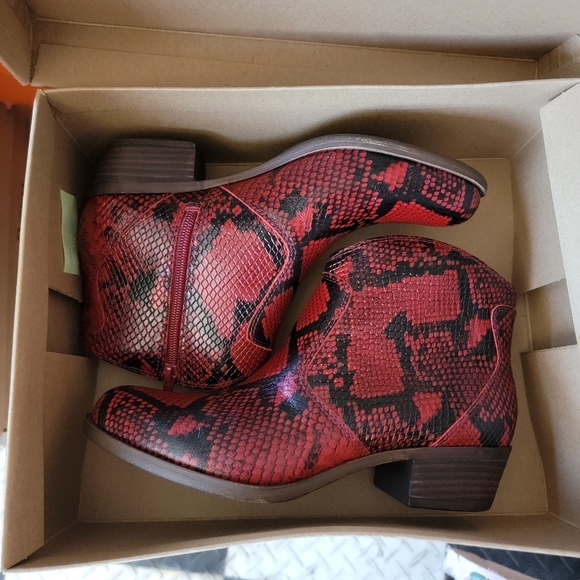 NEW Lucky Brand Belia Leather Bootie Red Slither - Picture 2 of 2
